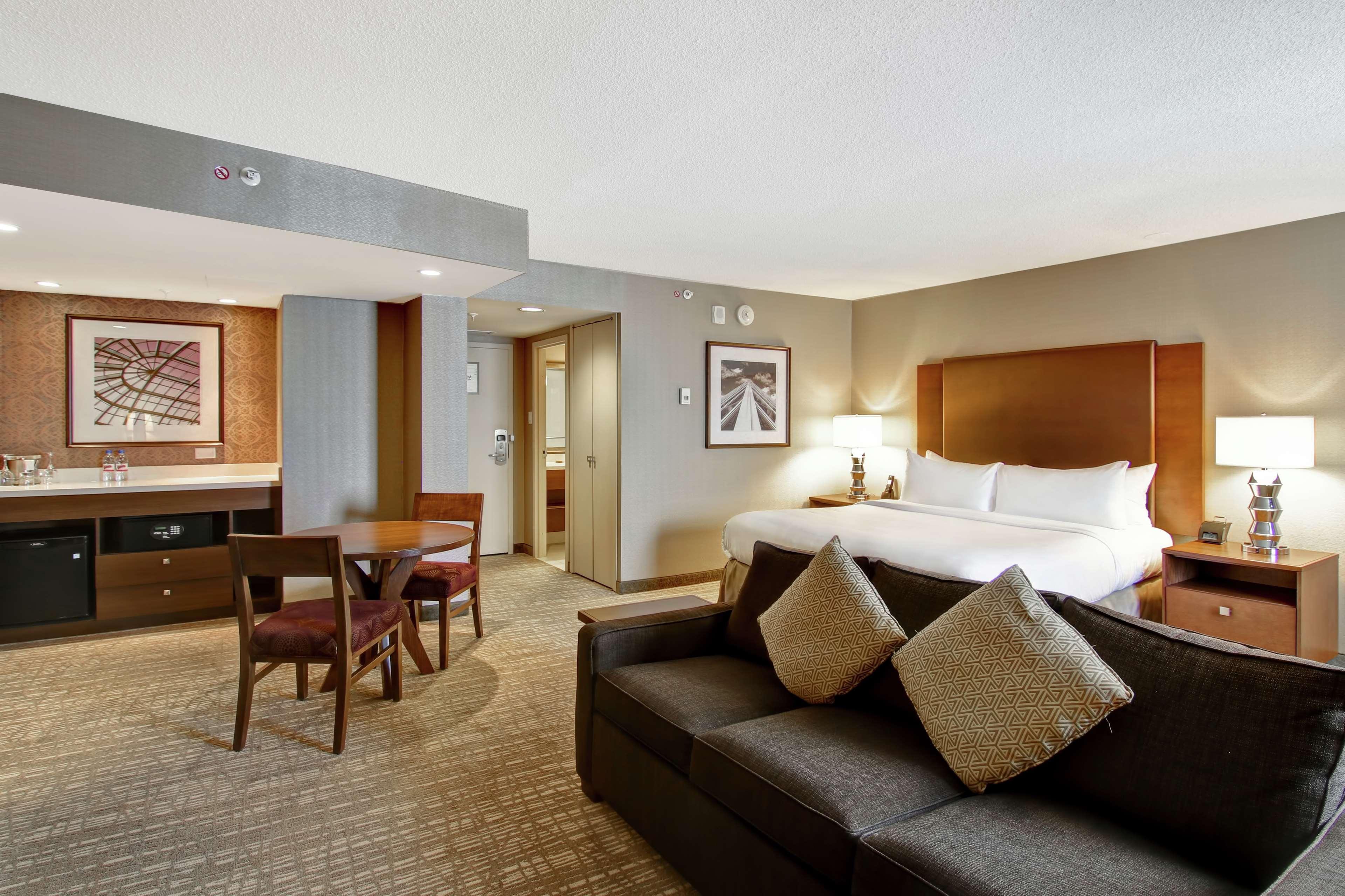 Doubletree By Hilton West Edmonton Hotel Bagian luar foto