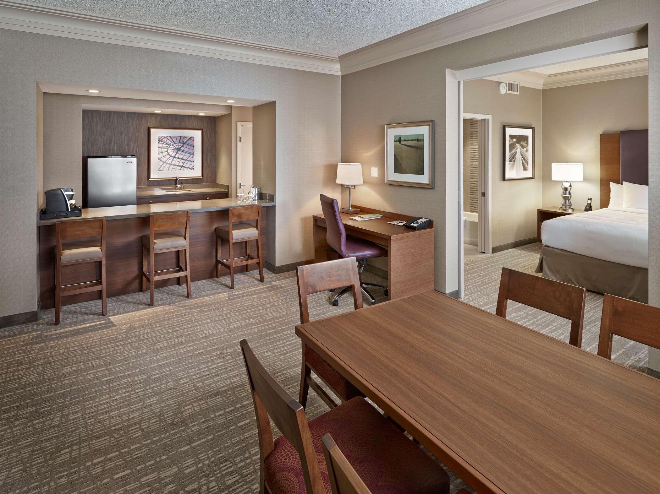 Doubletree By Hilton West Edmonton Hotel Bagian luar foto