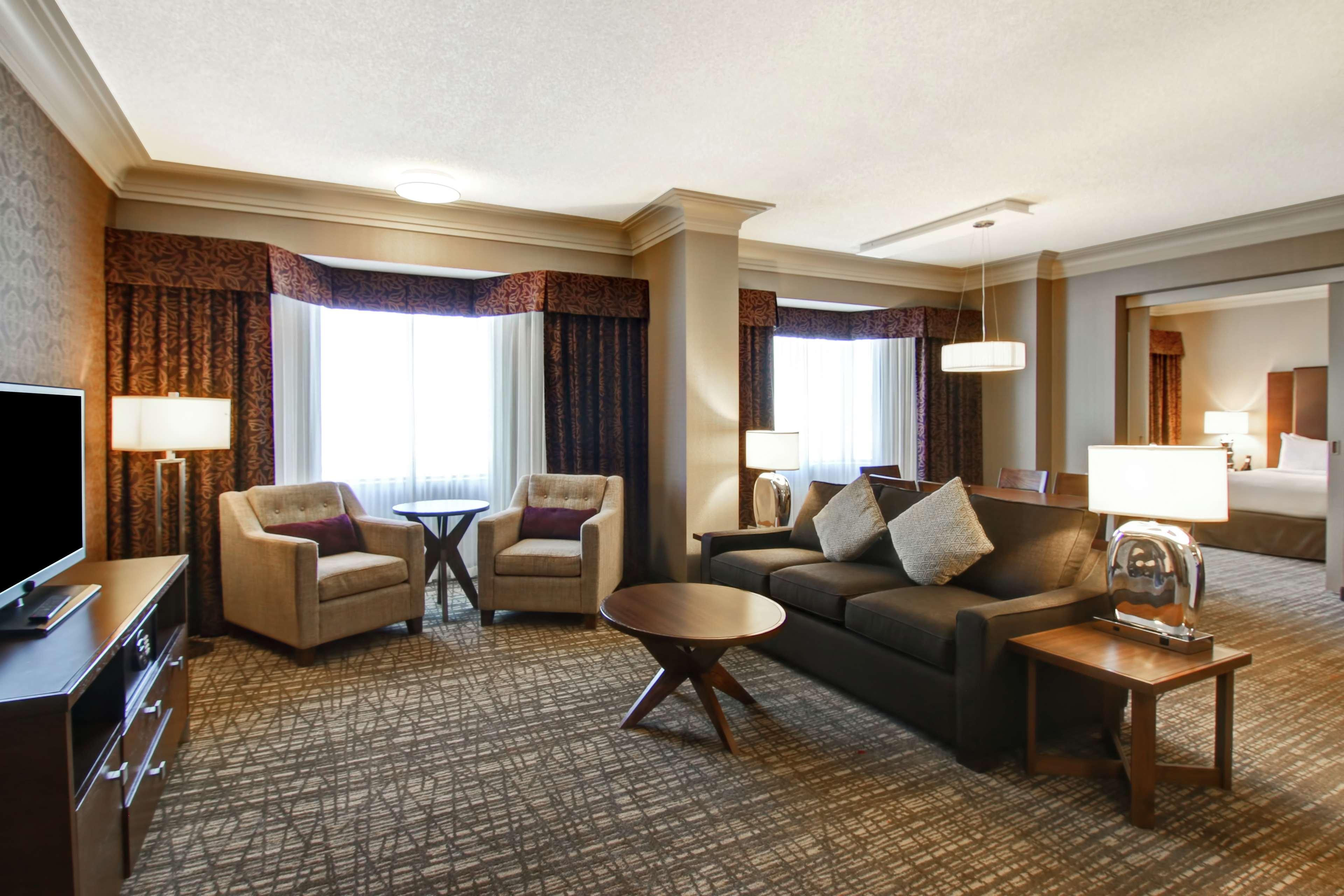 Doubletree By Hilton West Edmonton Hotel Bagian luar foto