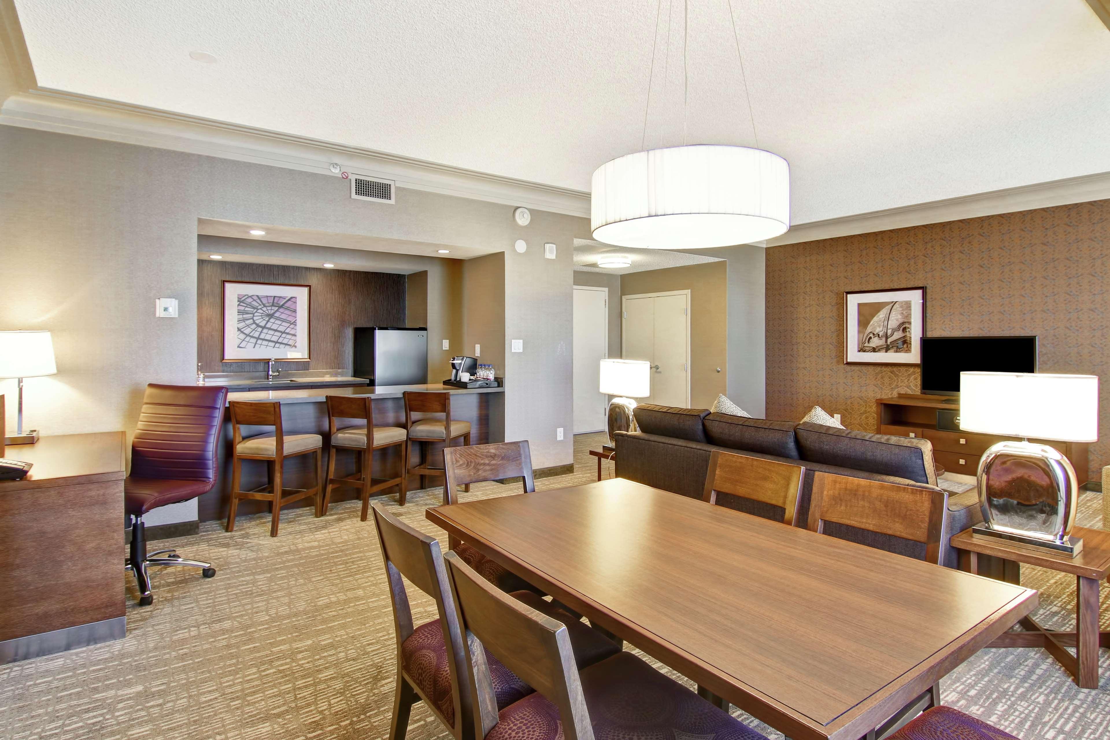 Doubletree By Hilton West Edmonton Hotel Bagian luar foto