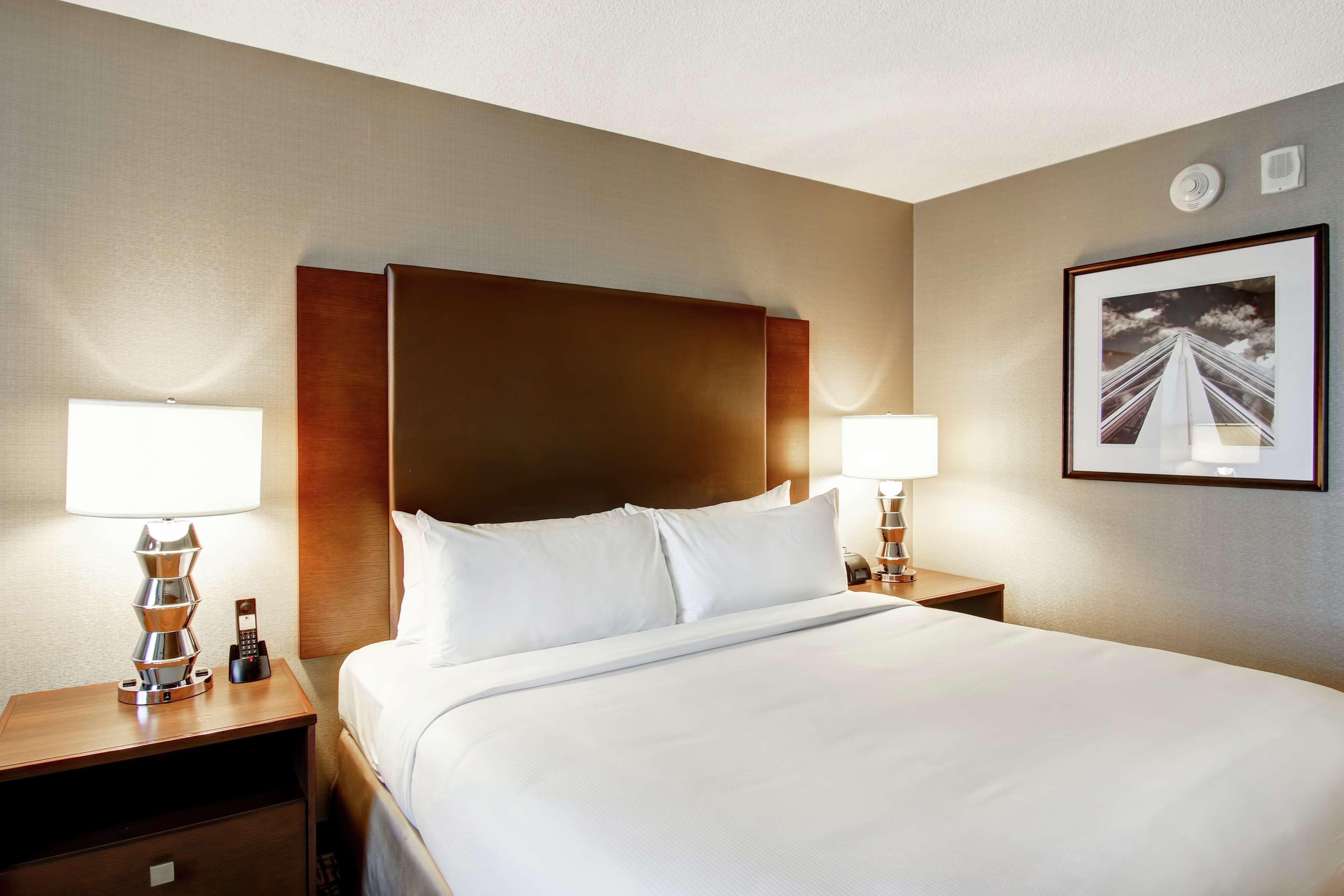 Doubletree By Hilton West Edmonton Hotel Bagian luar foto