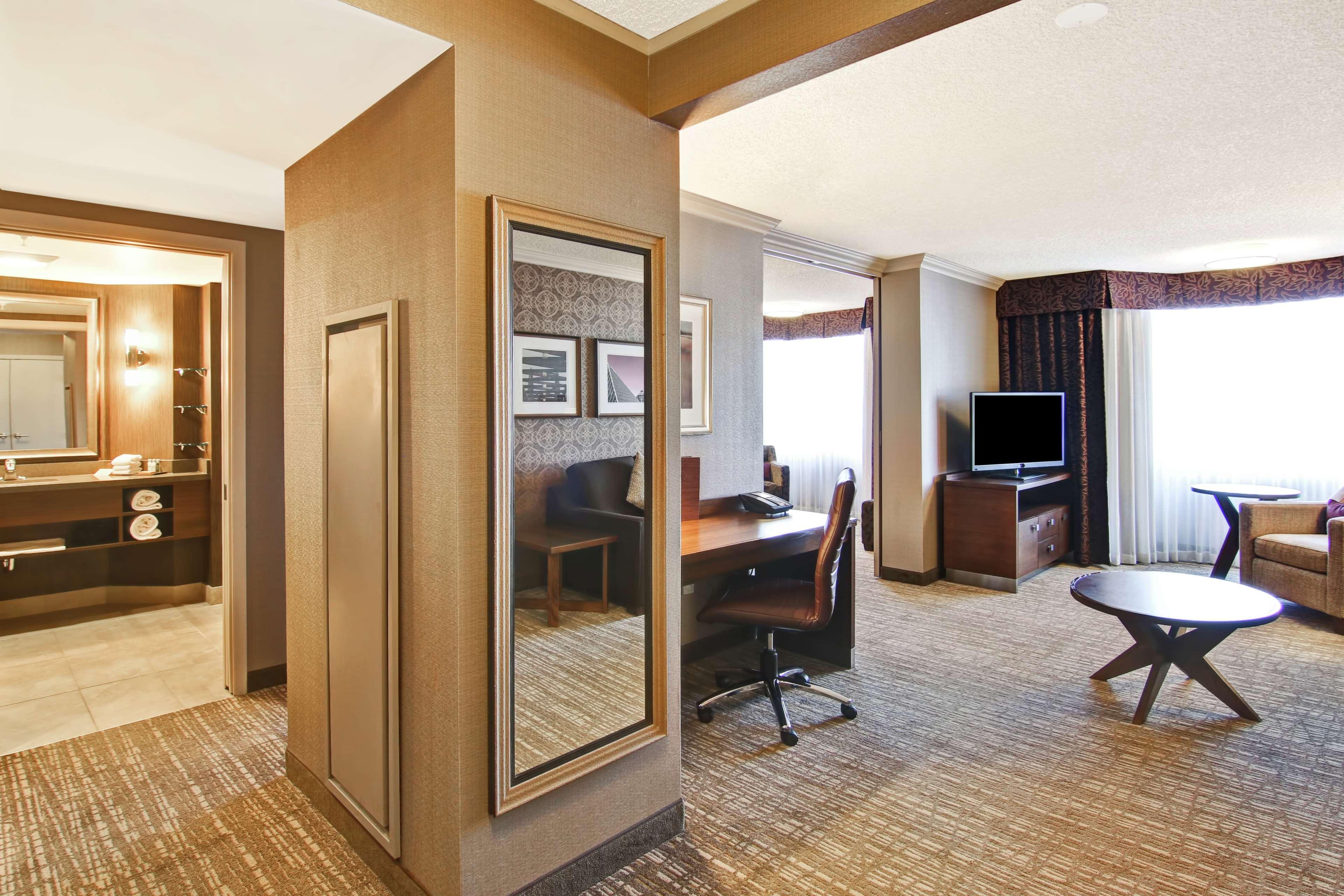 Doubletree By Hilton West Edmonton Hotel Bagian luar foto