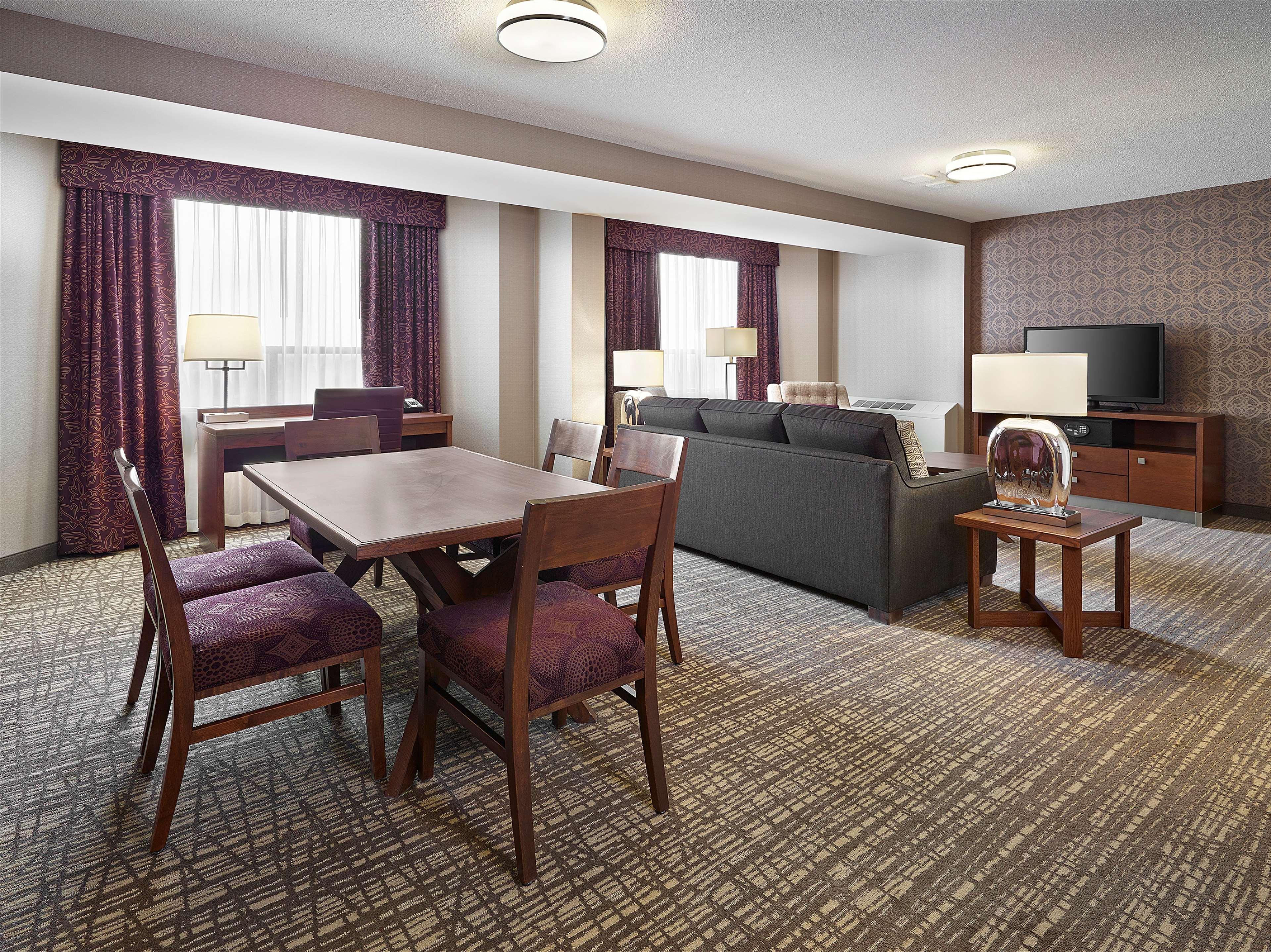 Doubletree By Hilton West Edmonton Hotel Bagian luar foto