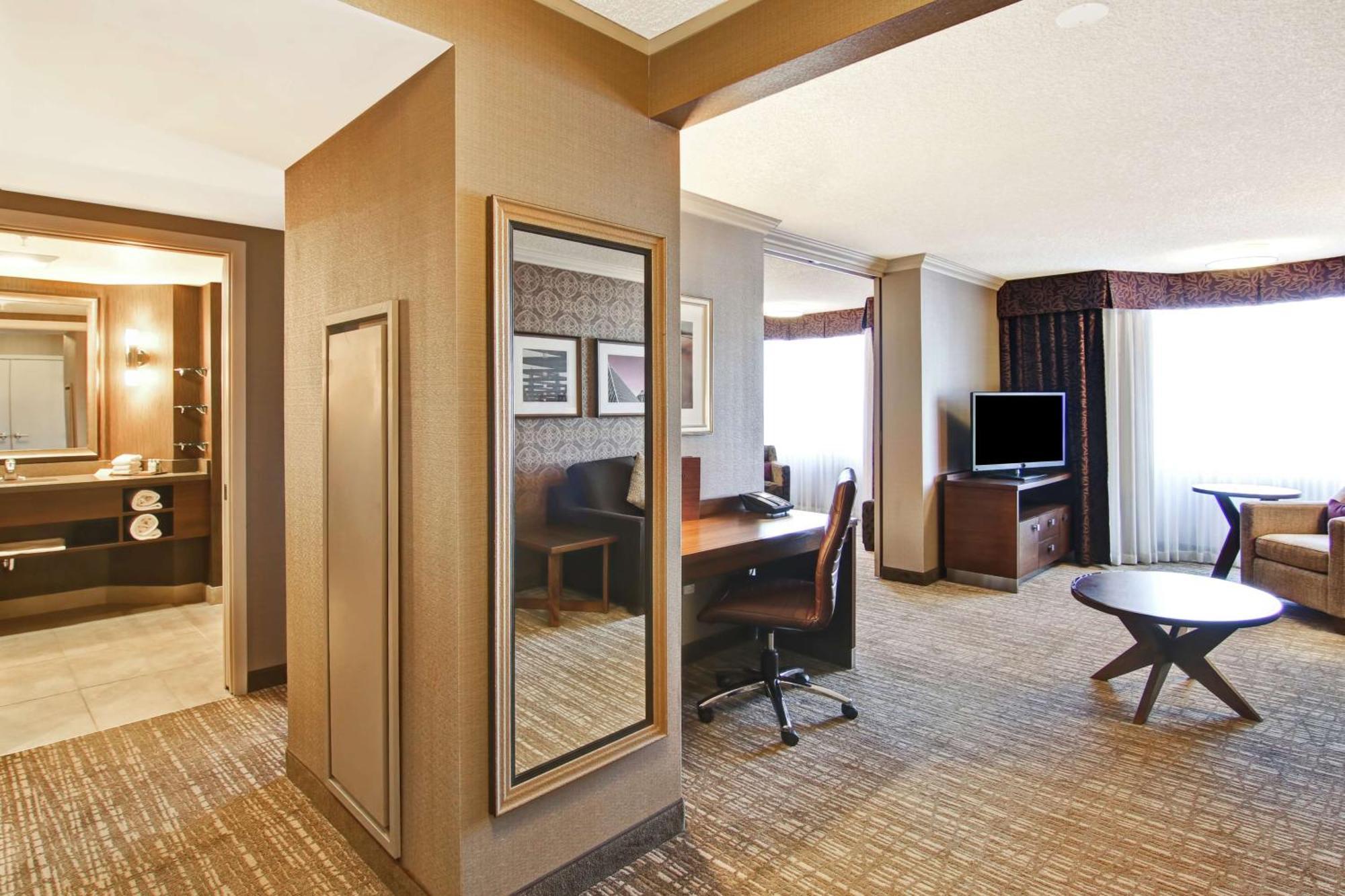 Doubletree By Hilton West Edmonton Hotel Bagian luar foto