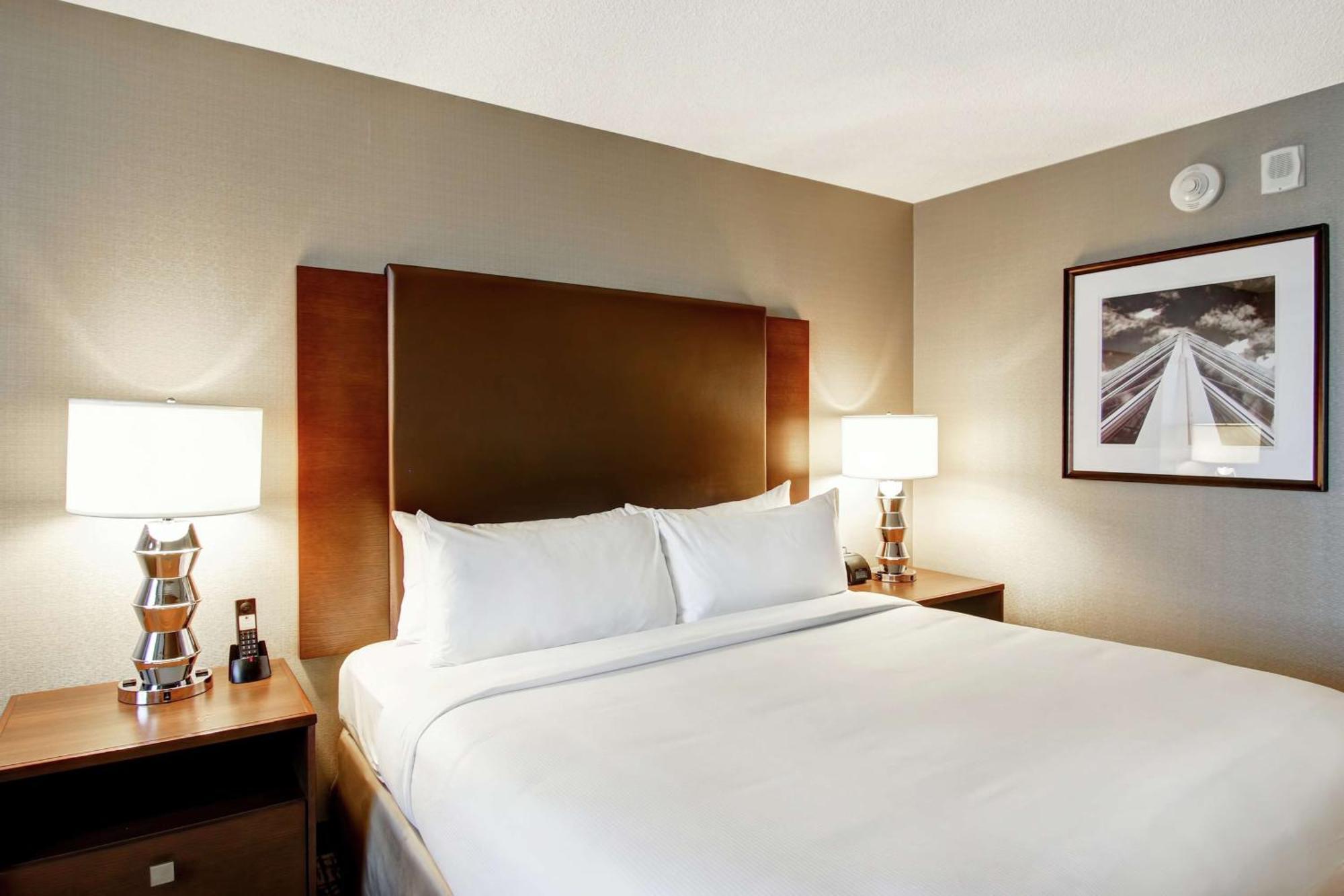 Doubletree By Hilton West Edmonton Hotel Bagian luar foto