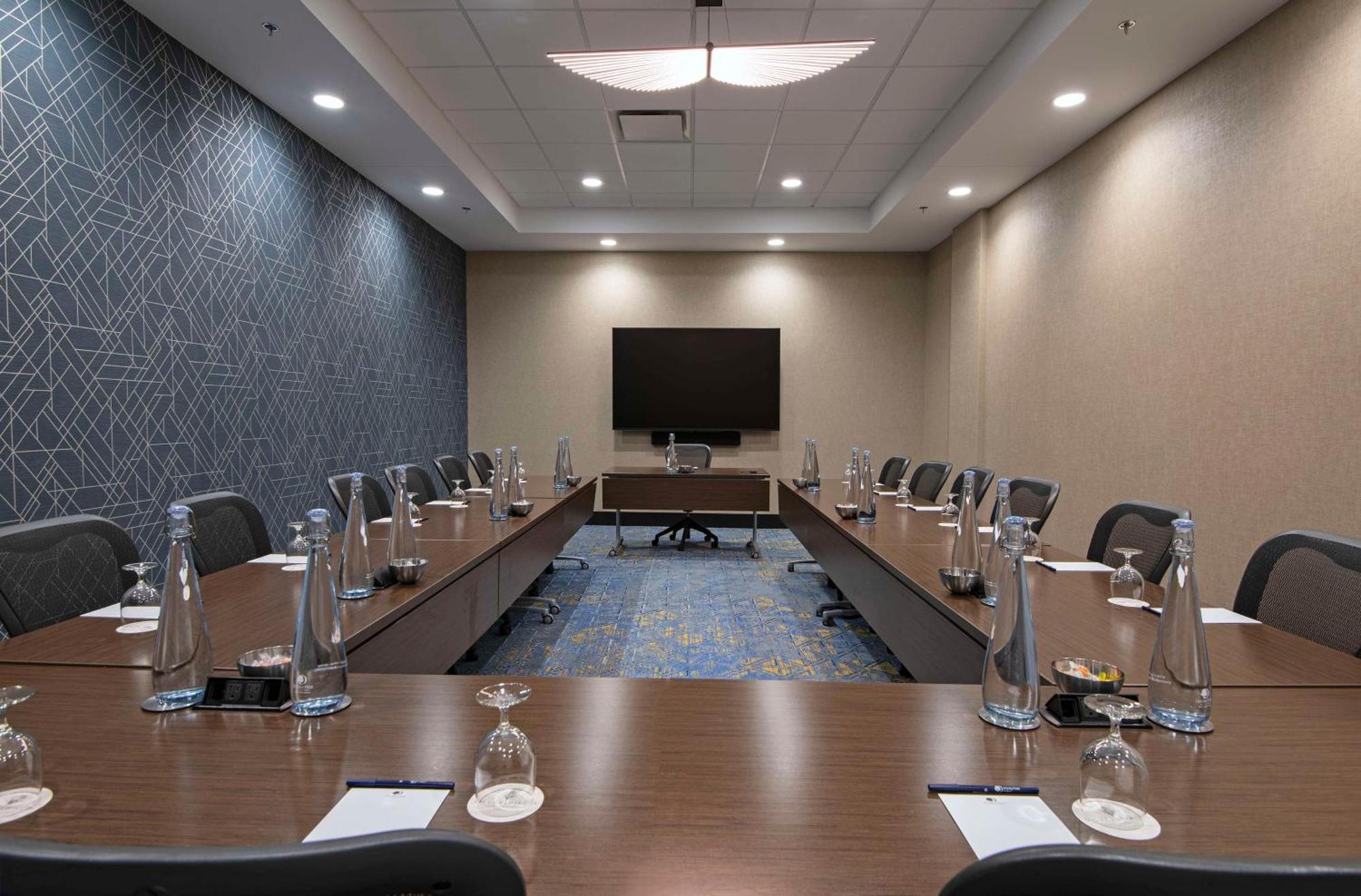 Doubletree By Hilton West Edmonton Hotel Bagian luar foto