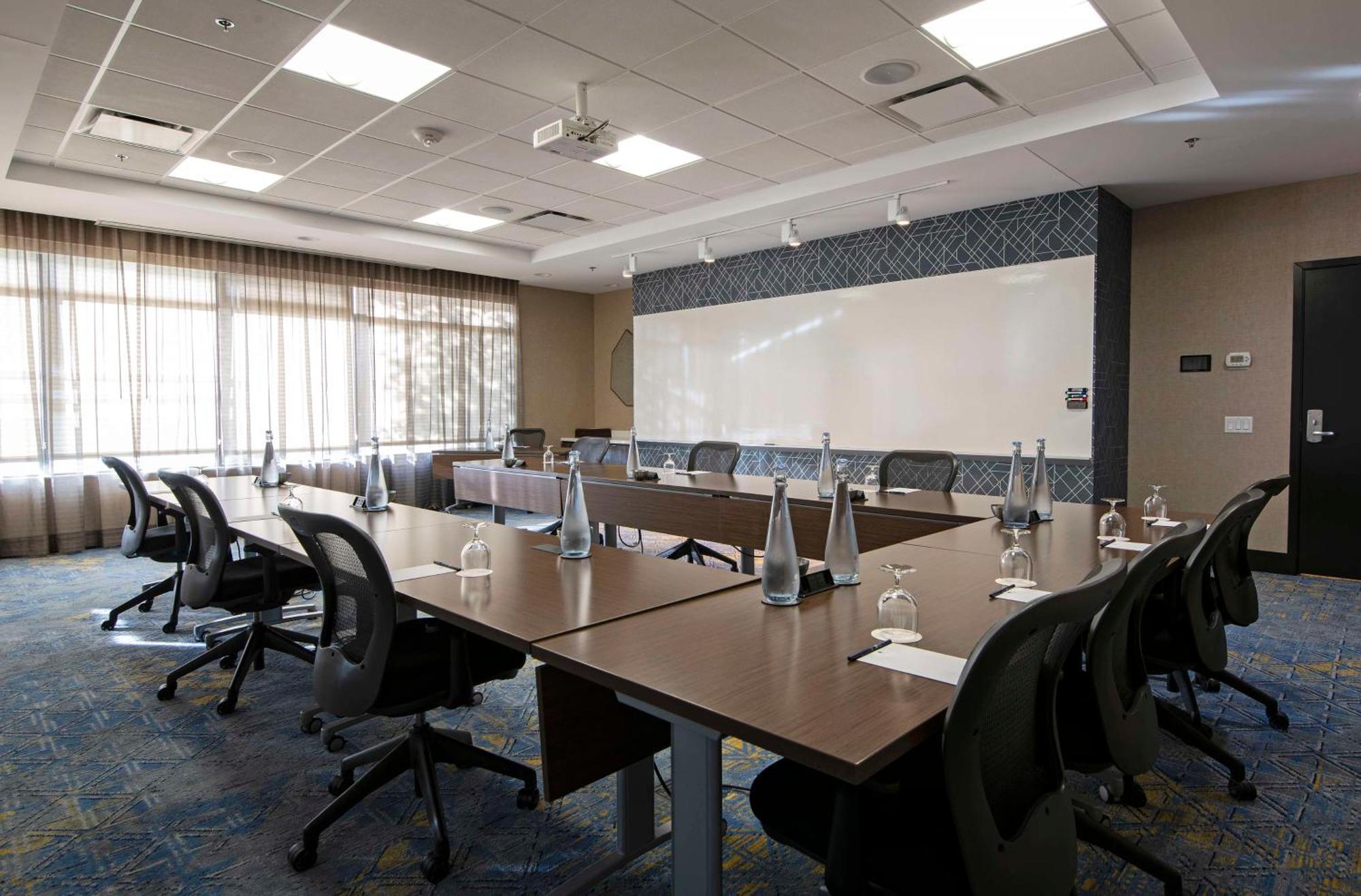 Doubletree By Hilton West Edmonton Hotel Bagian luar foto