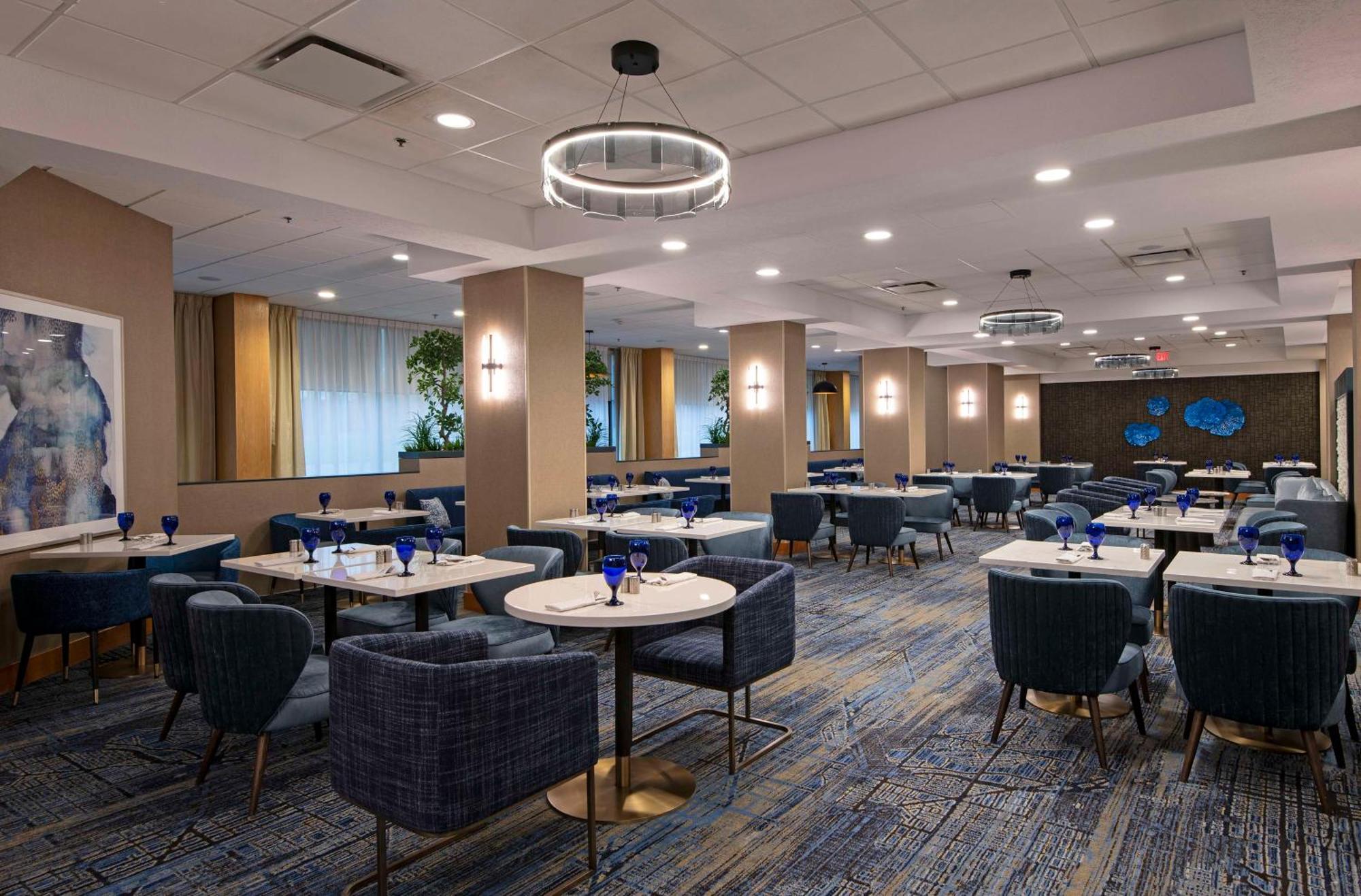 Doubletree By Hilton West Edmonton Hotel Bagian luar foto