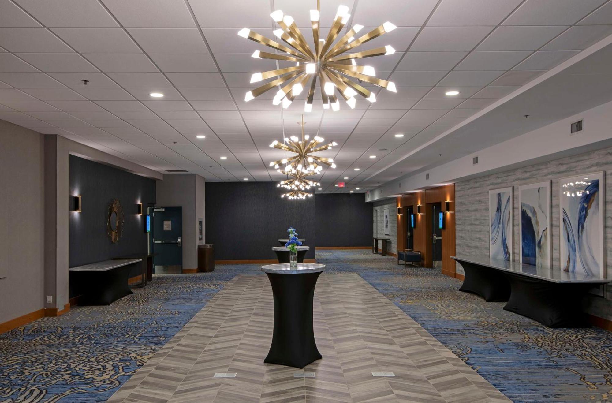 Doubletree By Hilton West Edmonton Hotel Bagian luar foto