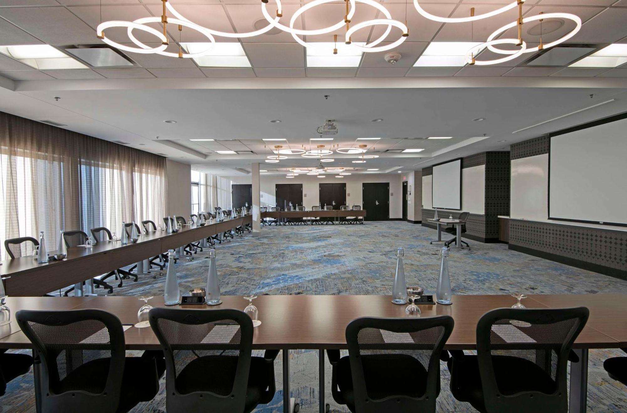 Doubletree By Hilton West Edmonton Hotel Bagian luar foto