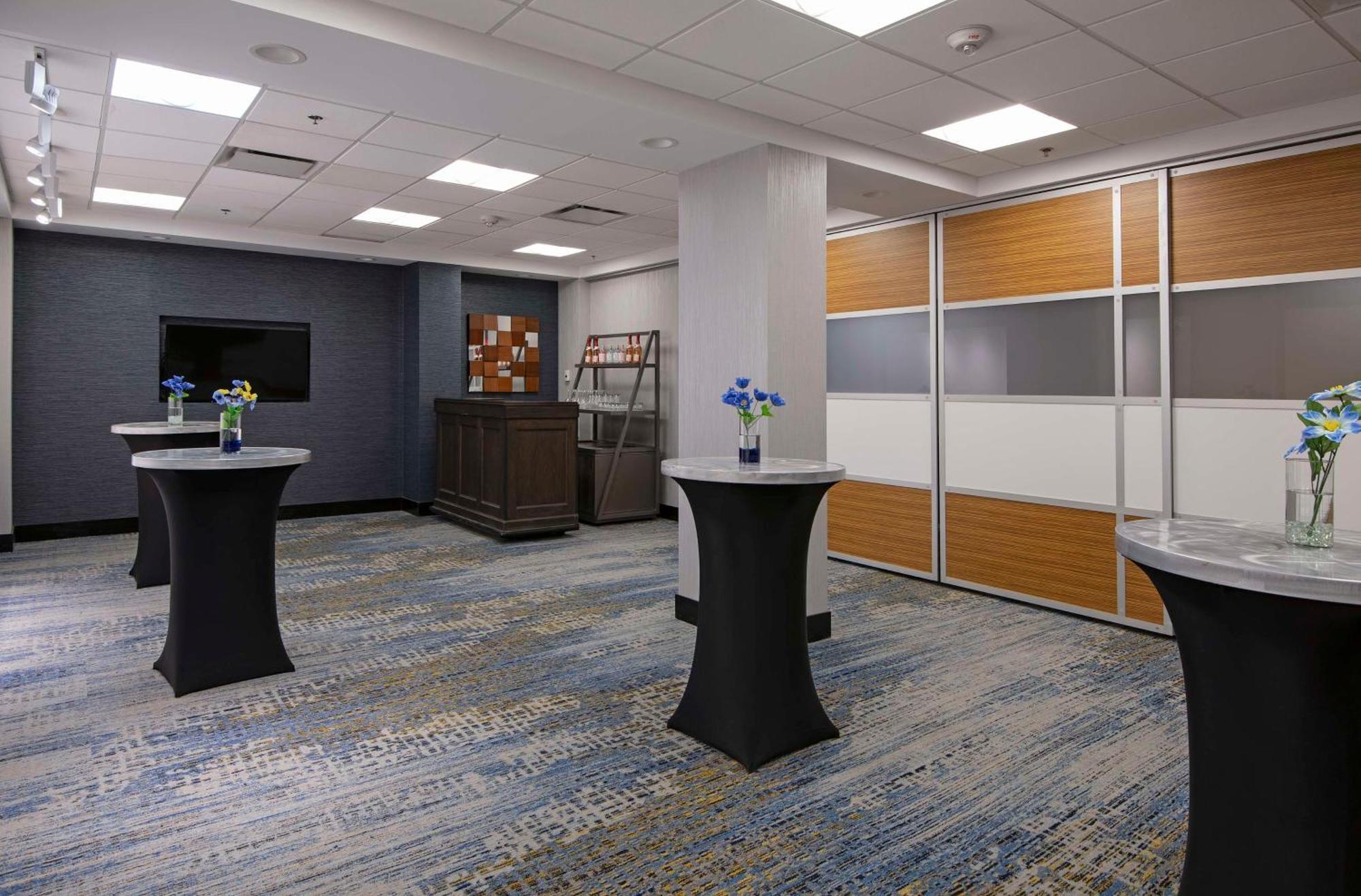 Doubletree By Hilton West Edmonton Hotel Bagian luar foto
