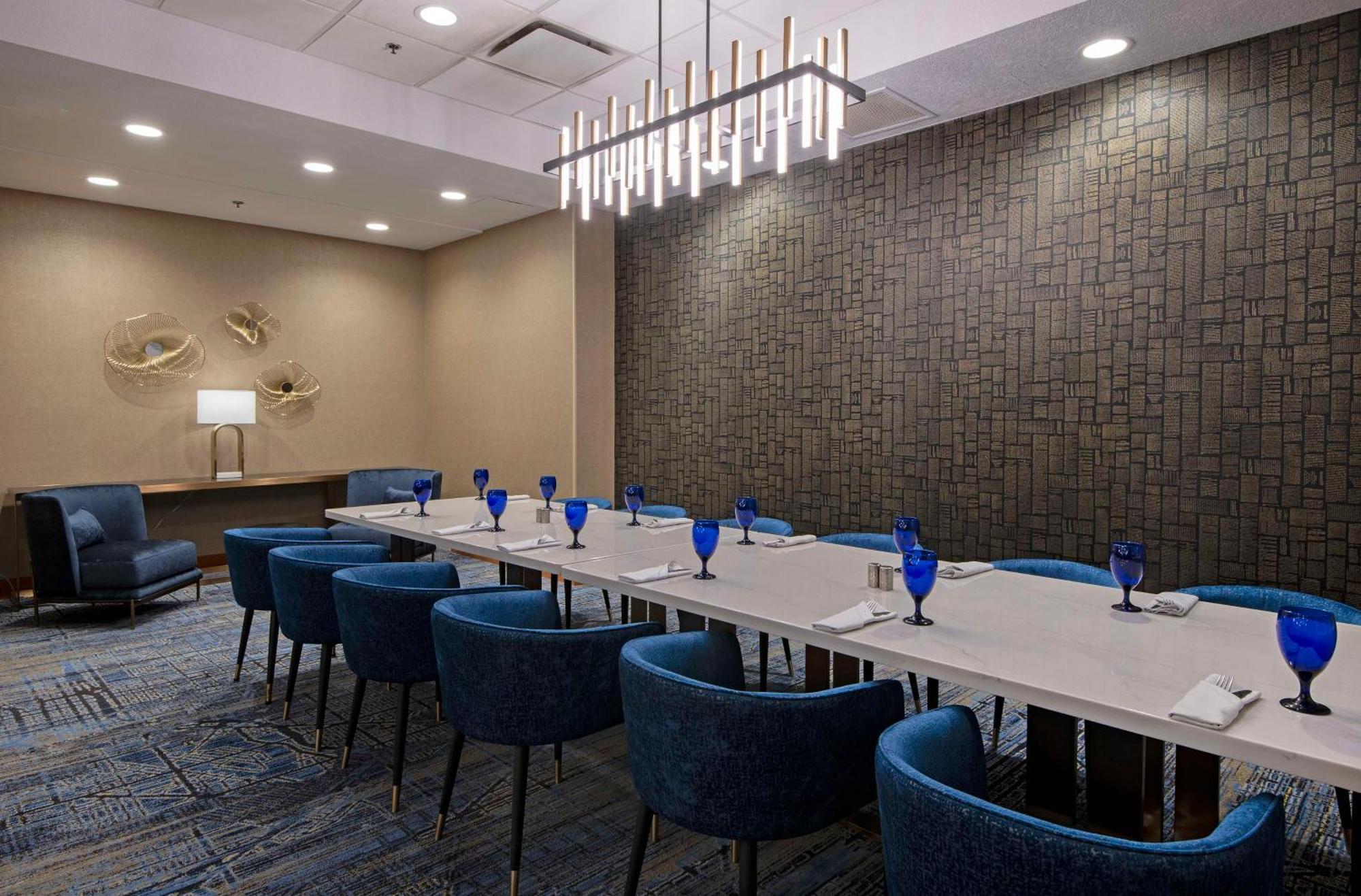 Doubletree By Hilton West Edmonton Hotel Bagian luar foto