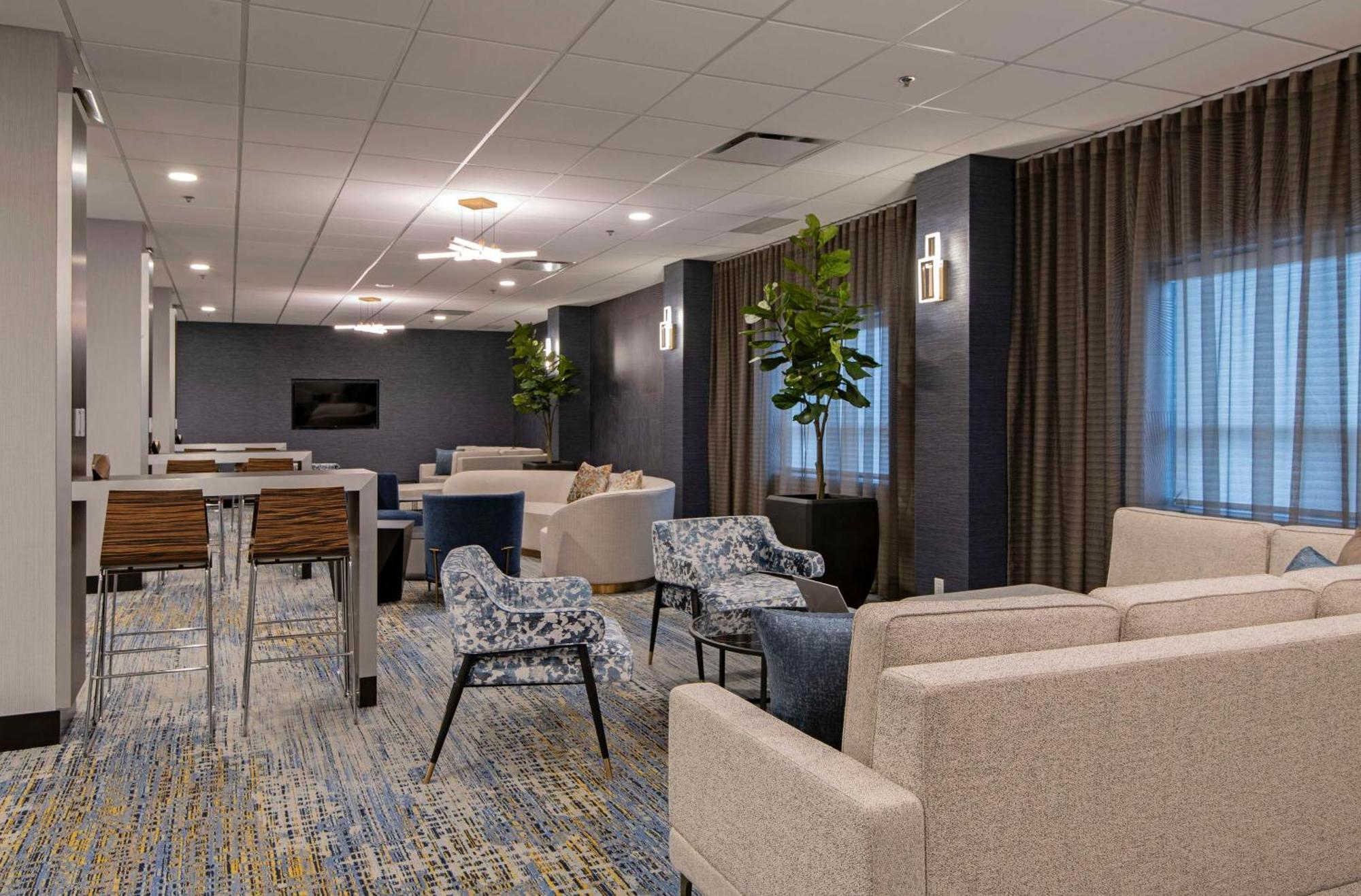 Doubletree By Hilton West Edmonton Hotel Bagian luar foto