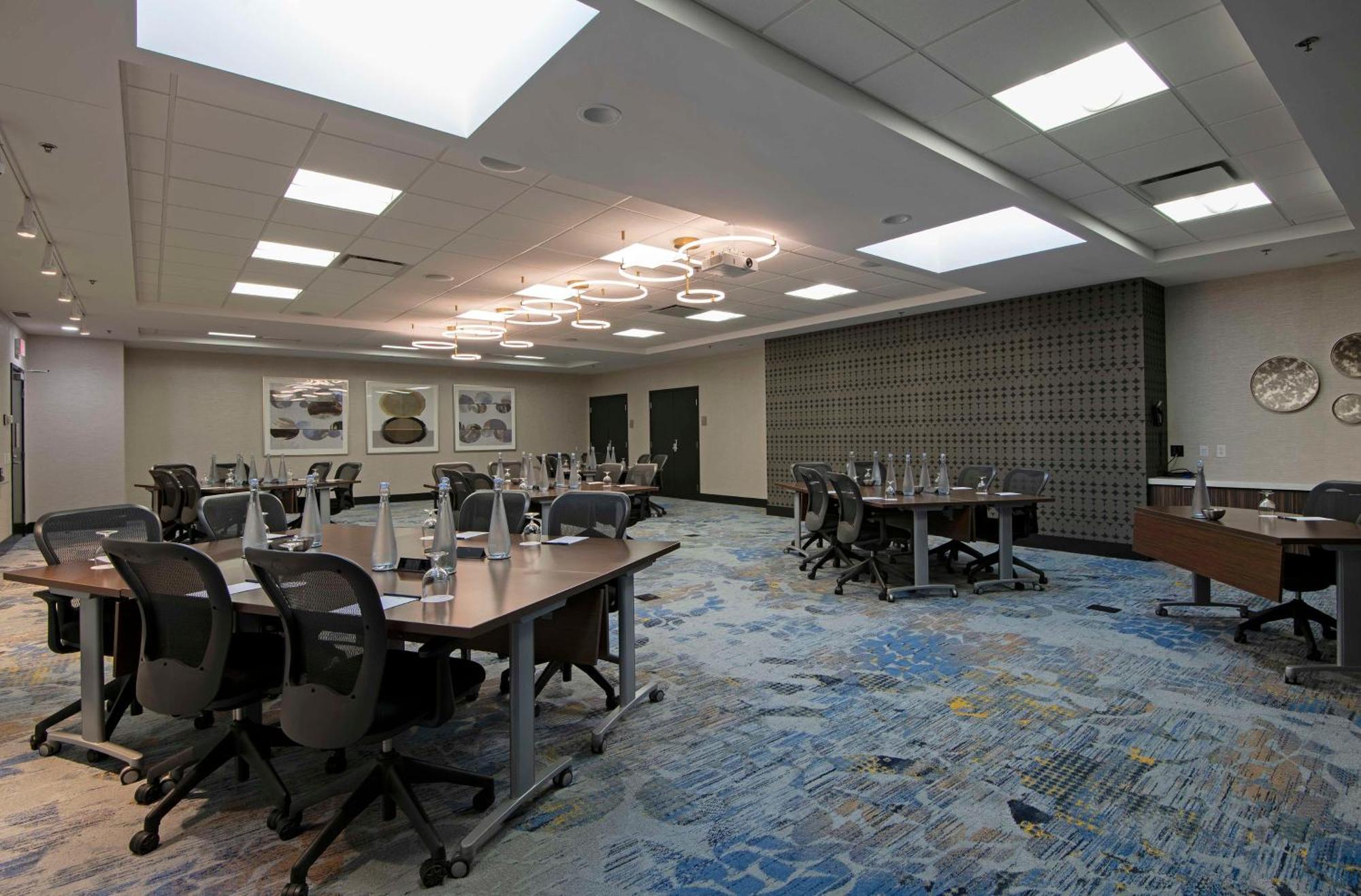 Doubletree By Hilton West Edmonton Hotel Bagian luar foto